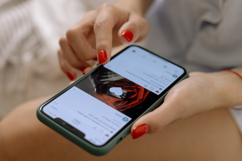 Una mujer navegando por Internet con un smartphone.