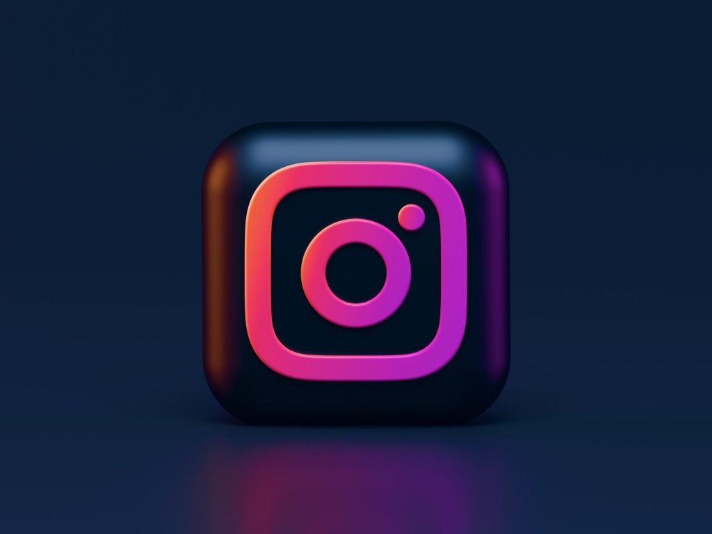 Instagram icono sobre fondo negro.