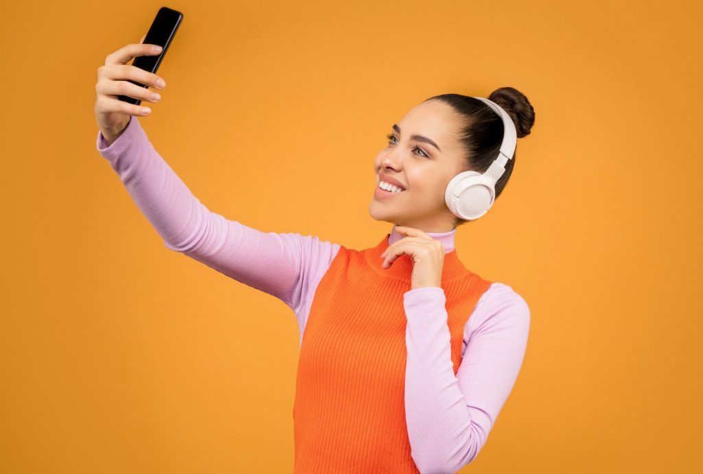 pexels-sound-on-3756791 | Path Social Como alterar a cor de fundo do seu Instagram Story