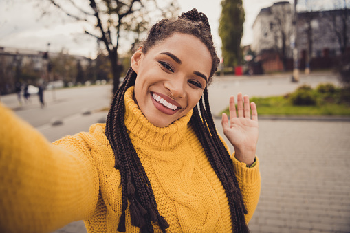 Selfie d'une belle jeune femme dans la rue prêt à être posté sur Instagram