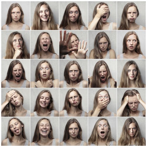 Un collage de photos de la même jeune femme montrant différentes expressions faciales.