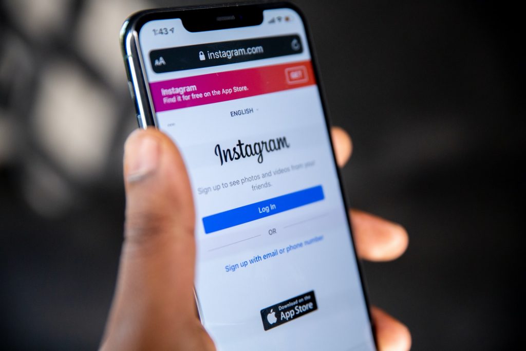 Uma pessoa a segurar um telemóvel com a página de início de sessão d instagram .