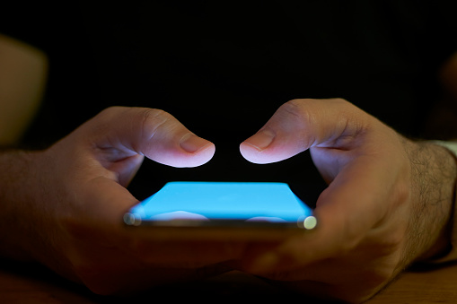 Young Men Using Smart Phone Social Media Concept | Path Social Gros plan de deux mains tenant un téléphone portable.