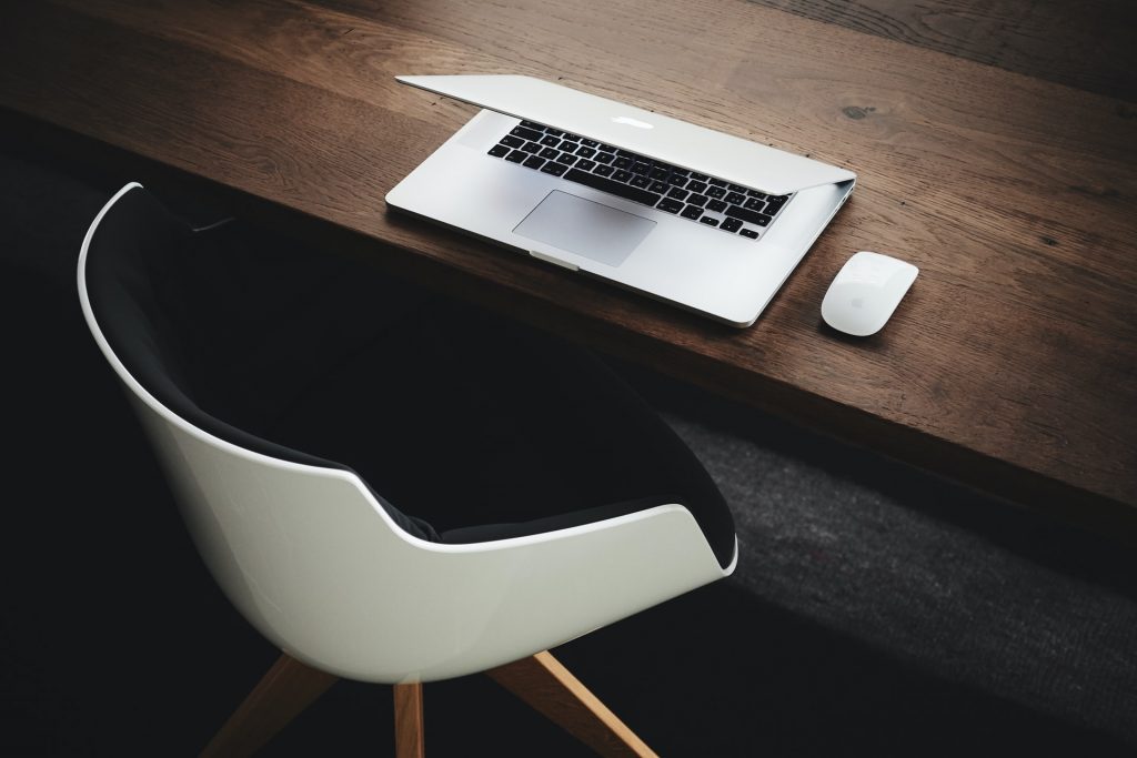 How to Make Your Business Stand Out on Instagram: Tips to Boost Your Instagram Growth | Path Social um portátil em cima de uma mesa