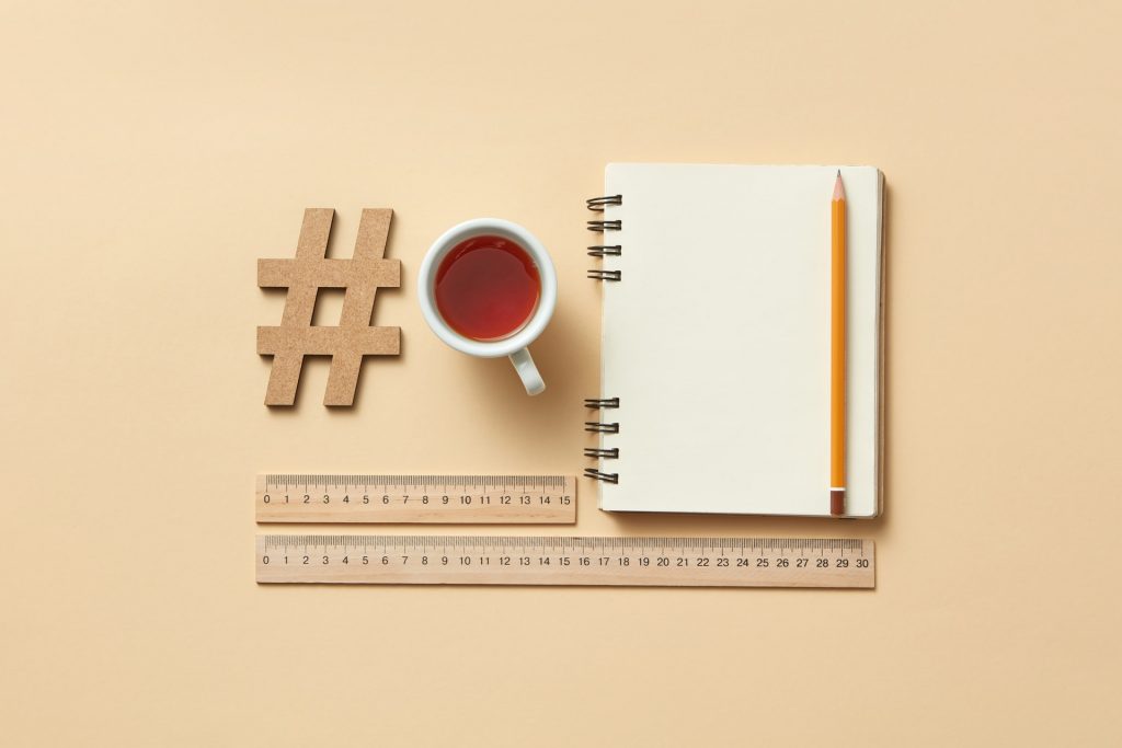 una taza de té, un cuaderno y una regla