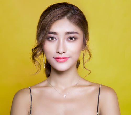 pexels-photo-415829 | Path Social Un'immagine della testa di una giovane donna per la foto del profilo di Instagram.