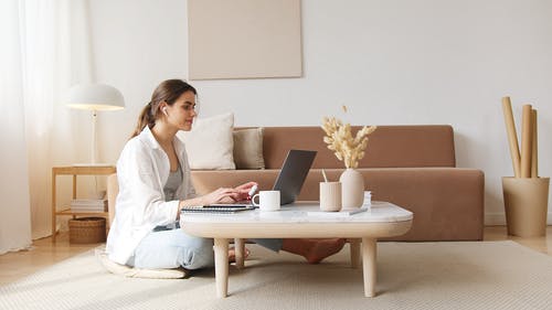 Femme assise devant un ordinateur portable et apprenant le fonctionnement des hashtags. 