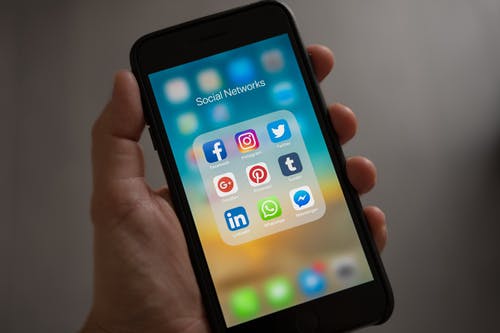 Schermo del telefono che visualizza diverse piattaforme di social media per la promozione incrociata dei contenuti di Instagram. 