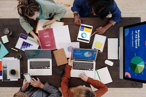 Een groep mensen werkt op laptops en analyseert Instagram advertentiecampagnes.