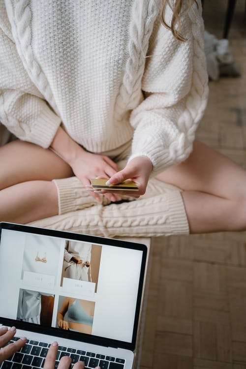 Een vrouw bewerkt foto's op een laptop om haar bedrijf op te laten vallen op Instagram.