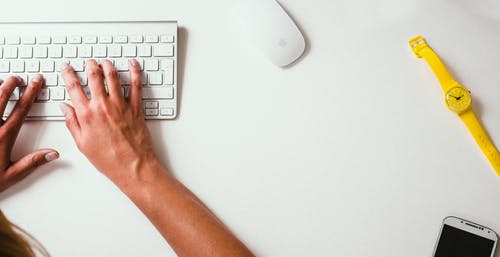 pexels-photo | Path Social Una persona che scrive la propria biografia su Instagram su un computer portatile.
