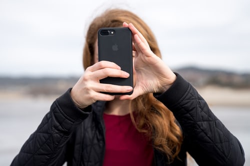 Een Instagram influencer die een foto maakt om te publiceren voor haar doelpubliek.