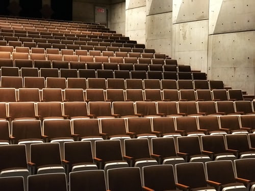 Publieksstoelen in een theater om aan te tonen hoe belangrijk het is om te weten hoe je een doelgroep voor Instagram kunt identificeren.