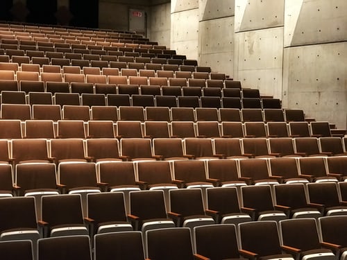 Publieksstoelen in een theater om aan te tonen hoe belangrijk het is om te weten hoe je een doelgroep identificeert voor Instagram.