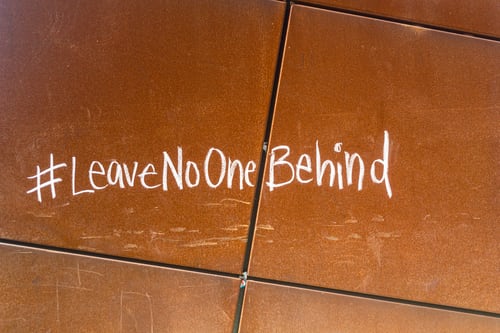 imagem da palavra com hashtag "#LeaveNoOneBehind" para representar como identificar efetivamente um público-alvo para Instagram.