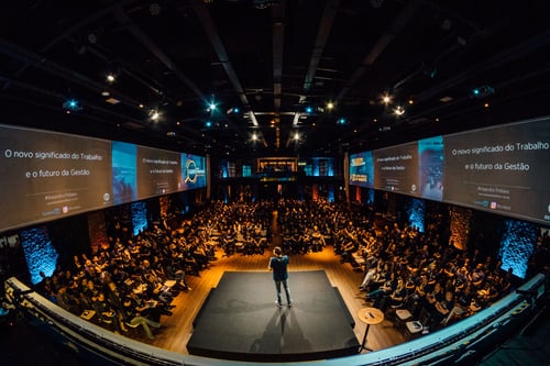 Een groot publiek en een spreker in een auditorium om een effectieve doelgroepbenadering weer te geven met interessante Instagram-inhoud.  