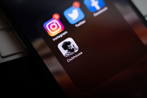 Gros plan de l’écran du téléphone Instagram notification. 