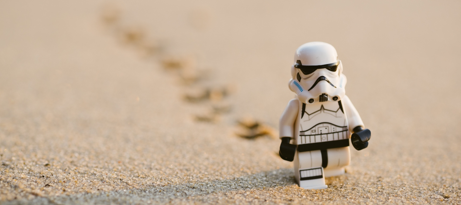 Mini figura do Stormtrooper representando contas de bot na Instagram.