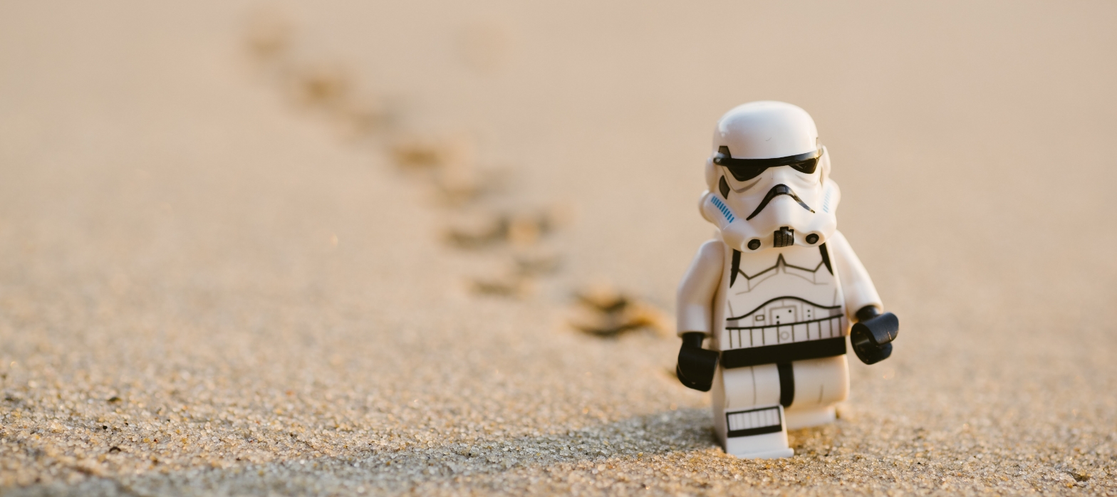 ฟิกเกอร์มินิ Stormtrooper ที่เป็นตัวแทนของบัญชีบอทบน Instagram.