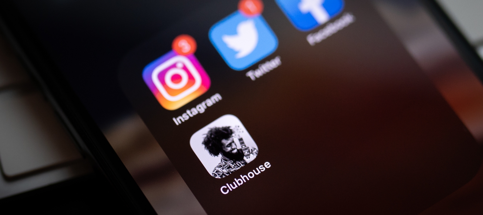 InstagramのアプリとInstagramの新しいフォロワーの通知を表示する電話画面。