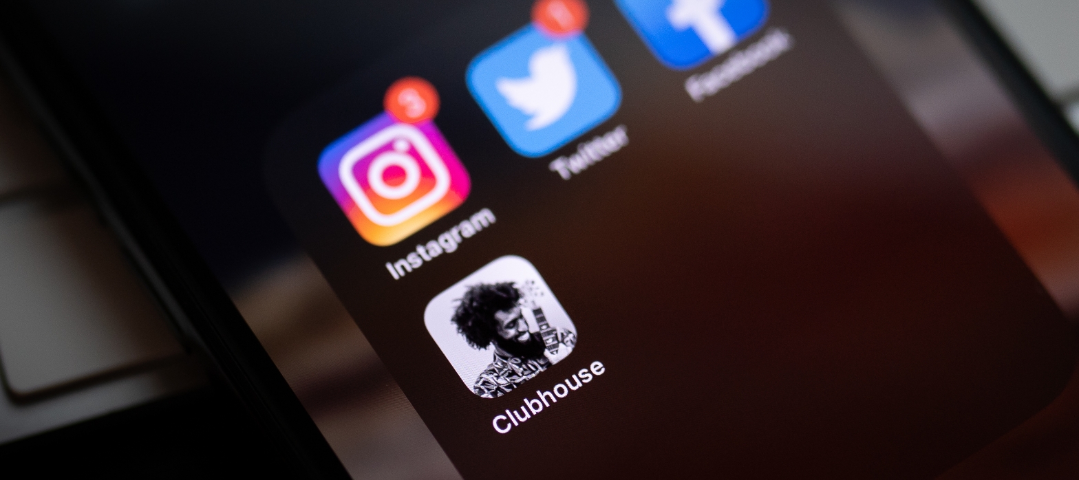 Telefoonscherm met Instagram-app en melding van nieuwe Instagram-volgers.