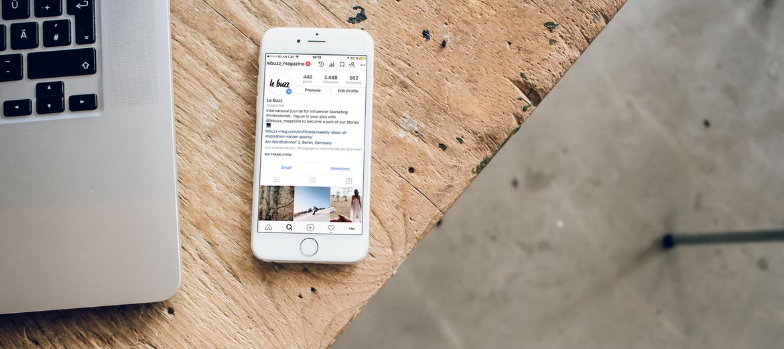 Weißes Telefon, das die Wachstumszahlen des Instagram-Profils anzeigt.