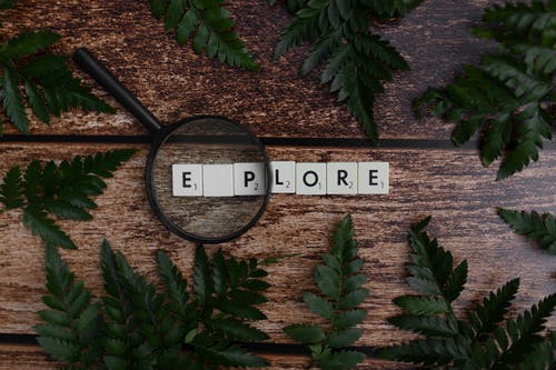 Loupe sur les lettres épelant "Explore" pour représenter la façon d'accéder à la page Explore de Instagram .