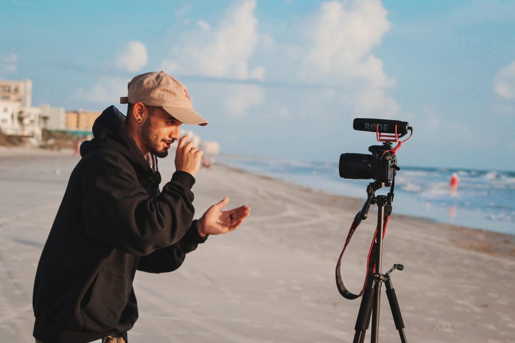 Hombre haciendo un vídeo con su teléfono para una toma de posesión de Instagram . 