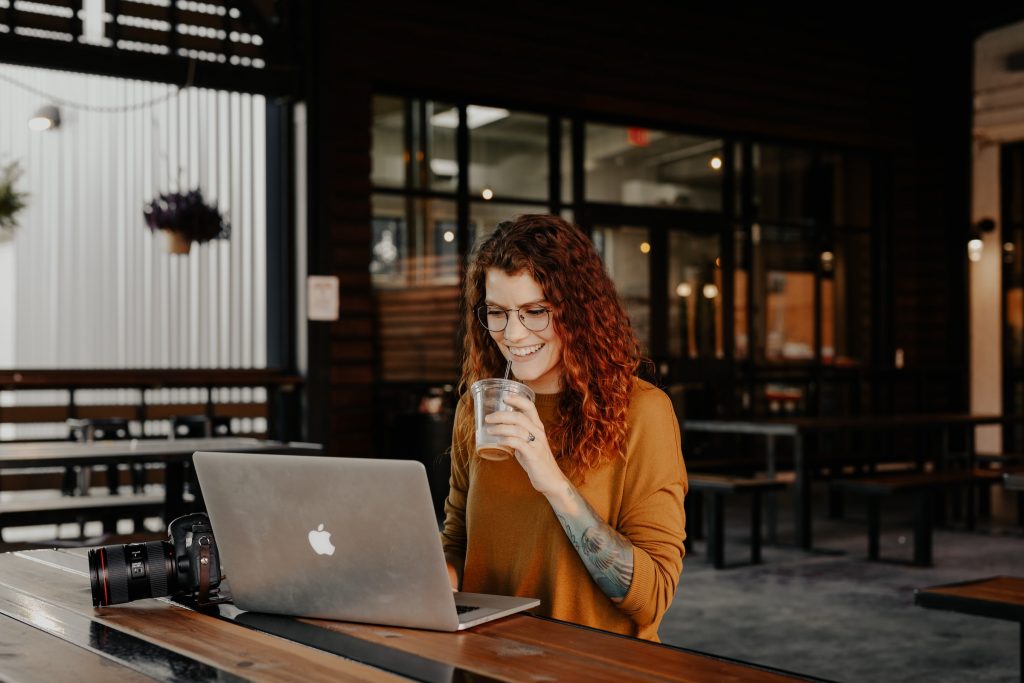 brooke-cagle-cb4Dv50LN1Y-unsplash | Path Social Donna al computer che si confronta con altri utenti su Instagram.