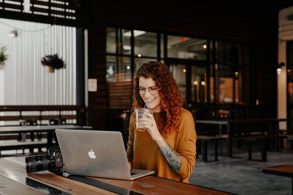 Mulher no seu computador portátil a interagir com outros utilizadores no Instagram.