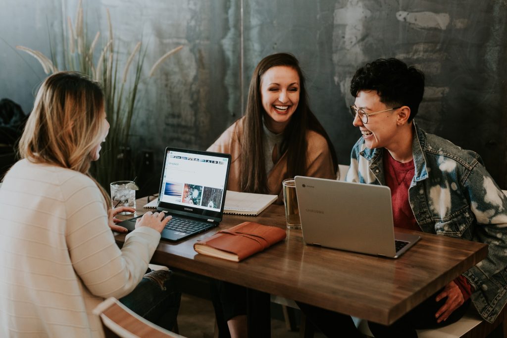 brooke-cagle-g1Kr4Ozfoac-unsplash | Path Social Un gruppo di persone che lavora sui propri laptop per promuovere un marchio Instagram .