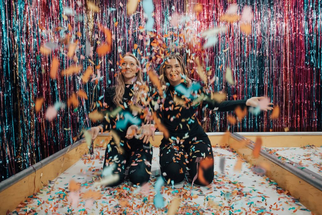 Duas mulheres a celebrar depois de terem conseguido 10 000 seguidores no Instagram em apenas 5 minutos.