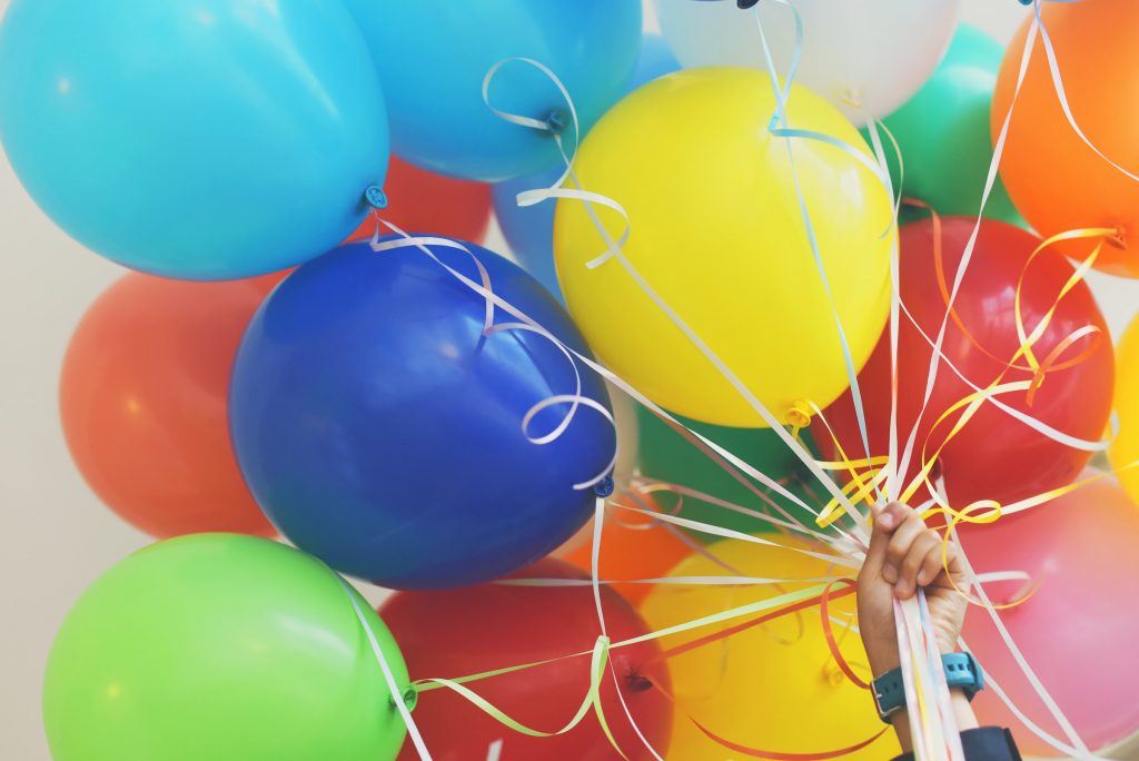 una mano que sostiene un montón de globos