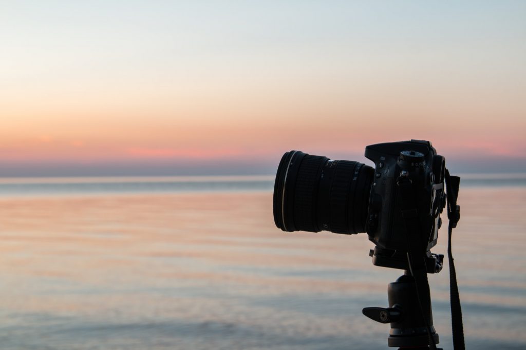 كاميرا DSLR سوداء DSLR لتعاون المؤثرين على Instagram. 