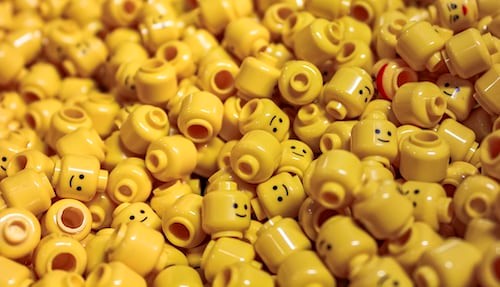 Plastikspielzeugköpfe, die gefälschte Instagram-Follower darstellen