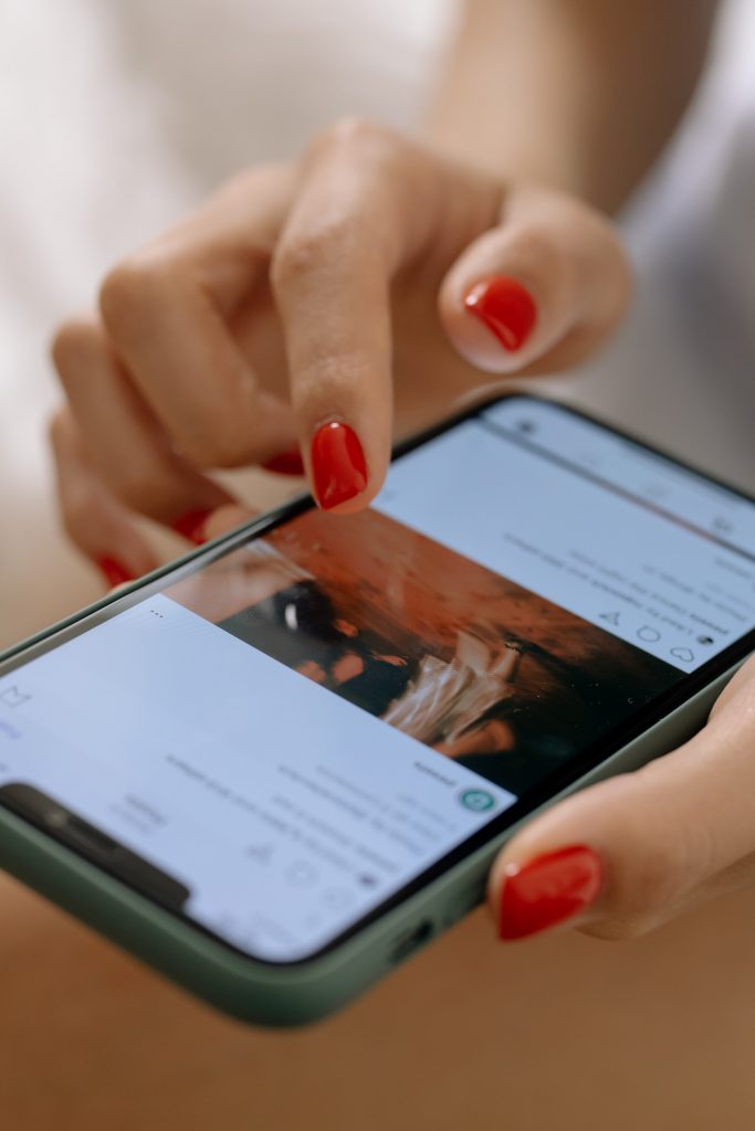 una persona que se desplaza por la pantalla de su móvil.