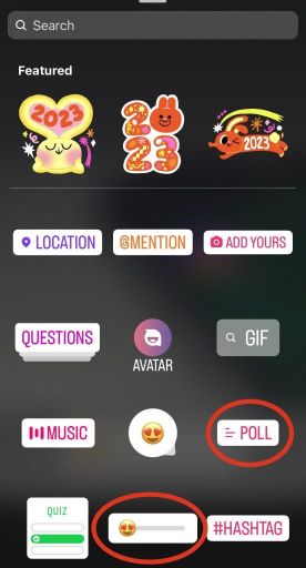 Opciones de pegatinas que muestran la encuesta Instagram y el control deslizante emoji.