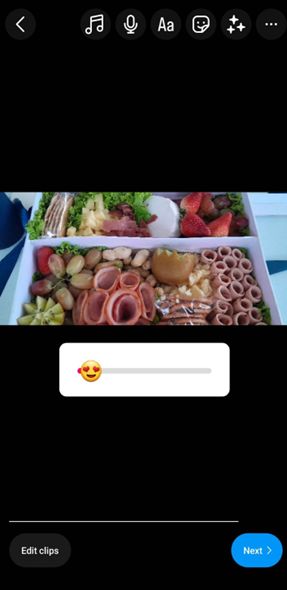 Instagram reel utilizando la pegatina deslizante emoji para una encuesta Instagram .