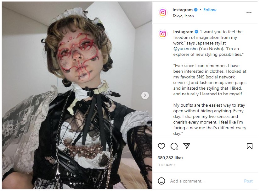 Joven con maquillaje artístico y ropa gótica en la página de Instagram.