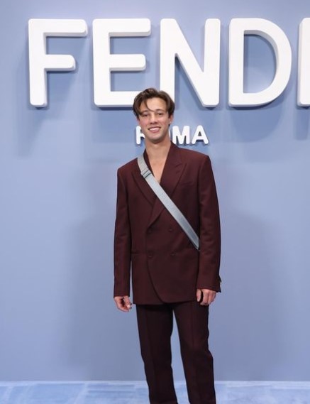 Instagram modella a un evento di moda di Fendi.