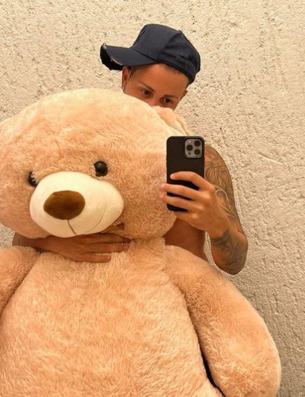 Instagram 巨大なクマのぬいぐるみとセルフィーを撮るインフルエンサーのカルリーニョス・マイア。