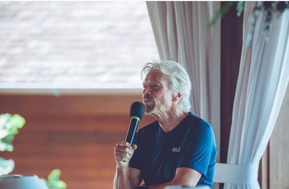 Il magnate degli affari Sir Richard Branson mentre parla ad un evento.