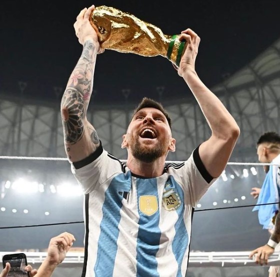 El post de Lionel Messi con más likes en Instagram muestra a Messi sosteniendo el trofeo de la Copa del Mundo sobre su cabeza. 