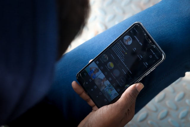 abhishek-jaiswal-kF_vSPaSM-k-unsplash | Path Social Persona consultando su perfil Instagram en su teléfono.