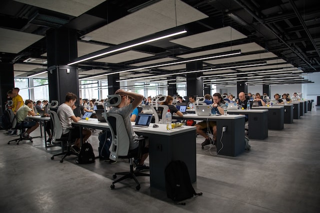 Un equipo de representantes de atención al cliente trabajando en la oficina.