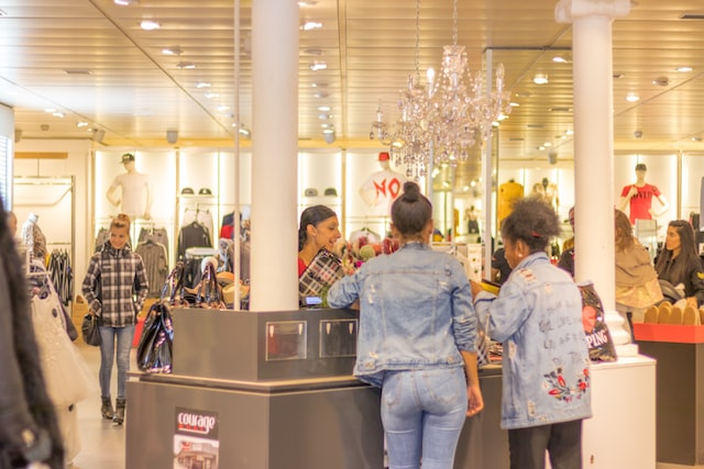 Un magasin très fréquenté et plein de clients.