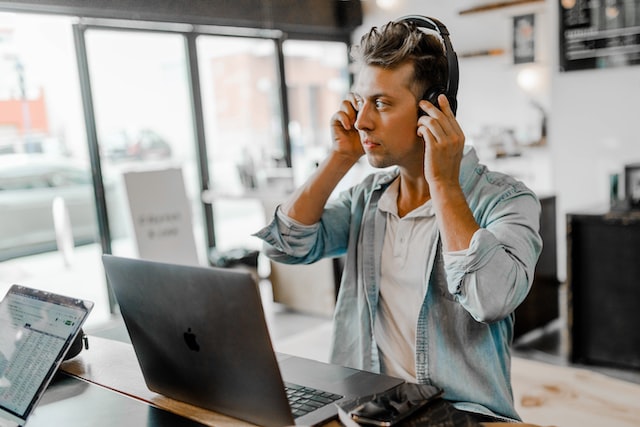 Eine Person setzt sich ein Headset auf und macht sich bereit für die Aufnahme eines Instagram Reels.