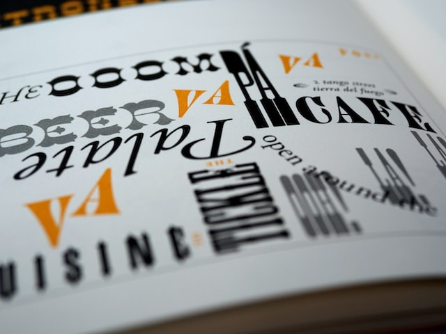 Verschillende lettertypes in een boek. 