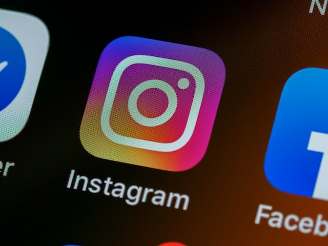 Instagram Symbol auf dem Bildschirm eines Telefons angezeigt.