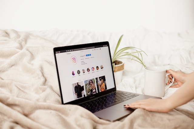 Personne gérant son activité sur Instagram à l'aide d'un ordinateur portable.
